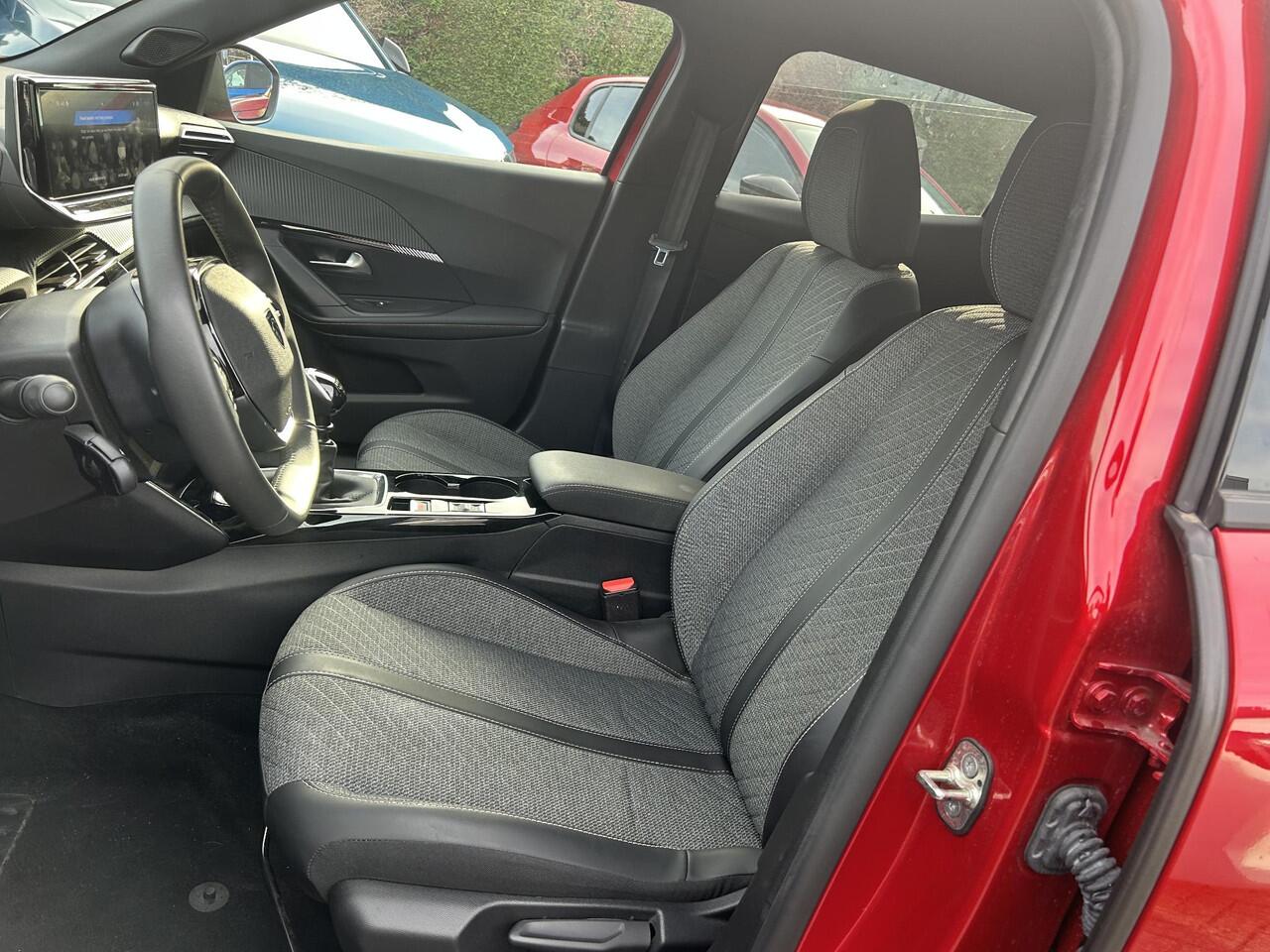 Peugeot 2008 1.2 Turbo 100PK Allure | Nieuwste Model | Navigatie via Telefoon | LED Verlichting | Cruise Control | Hoge Zitpositie | Parkeersensoren | DAB | Digitaal Dashboard | Half Lederen stoelen | Lichtmetalen Velgen 17 inch |