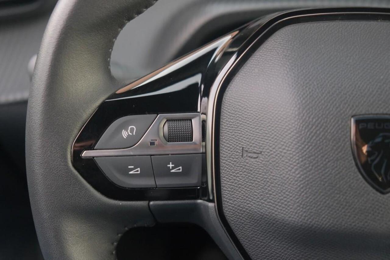 Peugeot 2008 1.2 PureTech 100pk Allure | Navi | App Connect | Climate | Cruise | Camera | PDC