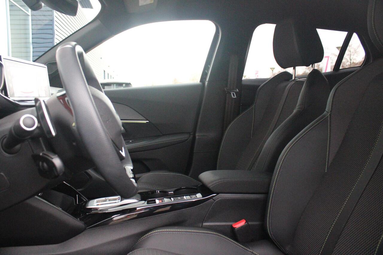 Peugeot 2008 1.2 Hybrid 145PK GT | DRAADLOZE APPLE CARPLAY/ANDROID AUTO | ACHTERUITRIJ CAMERA | KEYLESS ENTRY/START | PARKEERSENSOREN VOOR EN ACHTER | FULL LED KOPLAMPEN | CRUISE CONTROL | DAB+ RADIO | LICHTMETALEN VELGEN 17" | DRAADLOZE TELEFOONLADER |