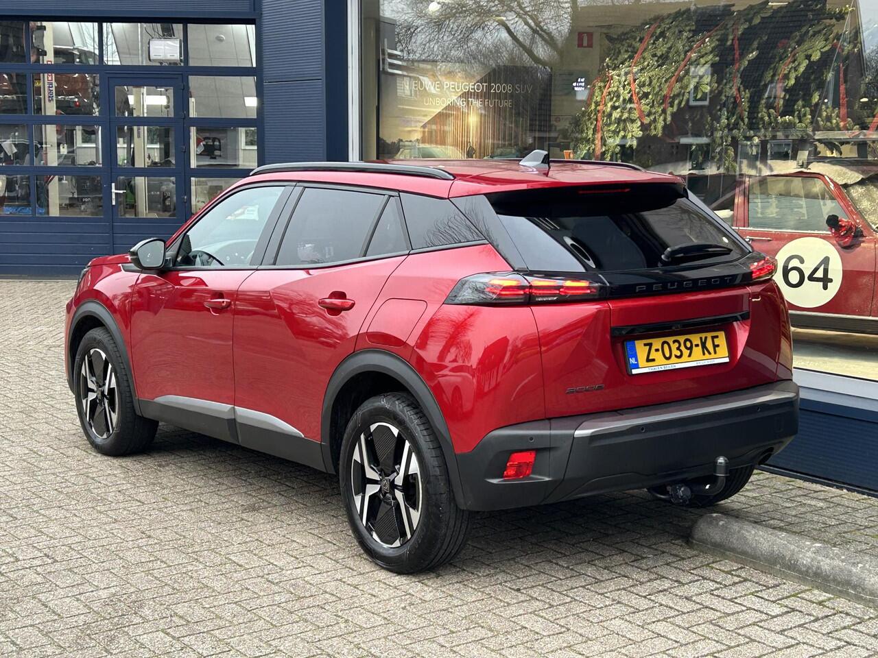 Peugeot 2008 1.2 Turbo 100 PK Allure | Trekhaak 1200 KG | Navigatie | LED Verlichting | Parkeercamera | Parkeersensoren | Digitaal Dashboard | Cruise Control | Climate Control | Half Lederen stoelen | Lichtmetalen Velgen 17 inch |