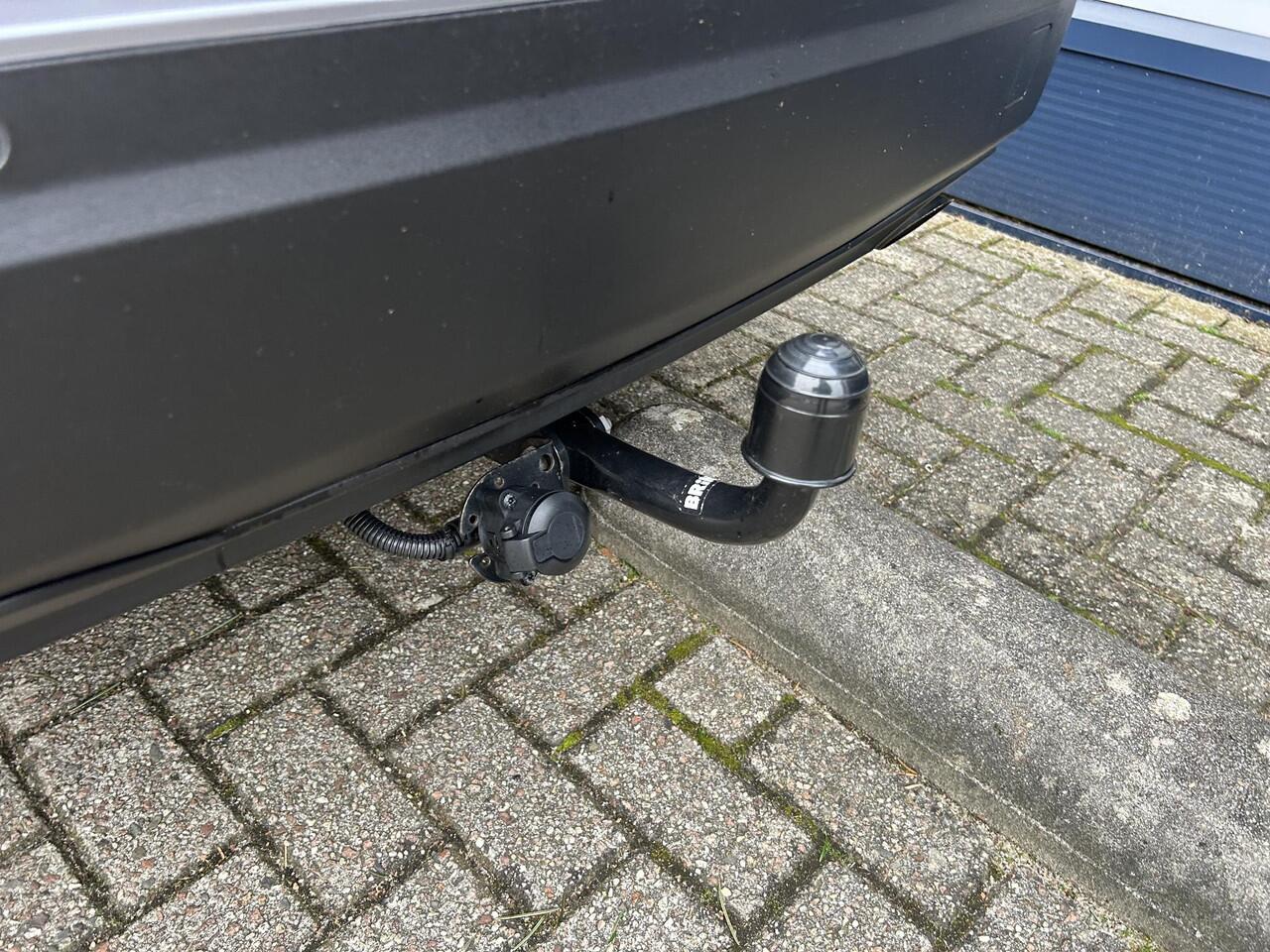 Peugeot 2008 1.2 Turbo 100 PK Allure | Trekhaak 1200 KG | Navigatie | LED Verlichting | Parkeercamera | Parkeersensoren | Digitaal Dashboard | Cruise Control | Climate Control | Half Lederen stoelen | Lichtmetalen Velgen 17 inch |