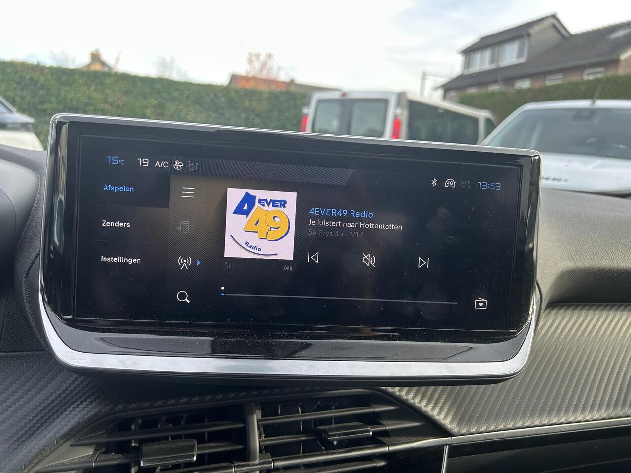 Peugeot 2008 1.2 Turbo 100 PK Allure | Nieuwste Model | Navigatie via Telefoon | LED Verlichting | Cruise Control | Hoge Zitpositie | Parkeersensoren | DAB | Digitaal Dashboard | Half Lederen stoelen | Lichtmetalen Velgen 17 inch |