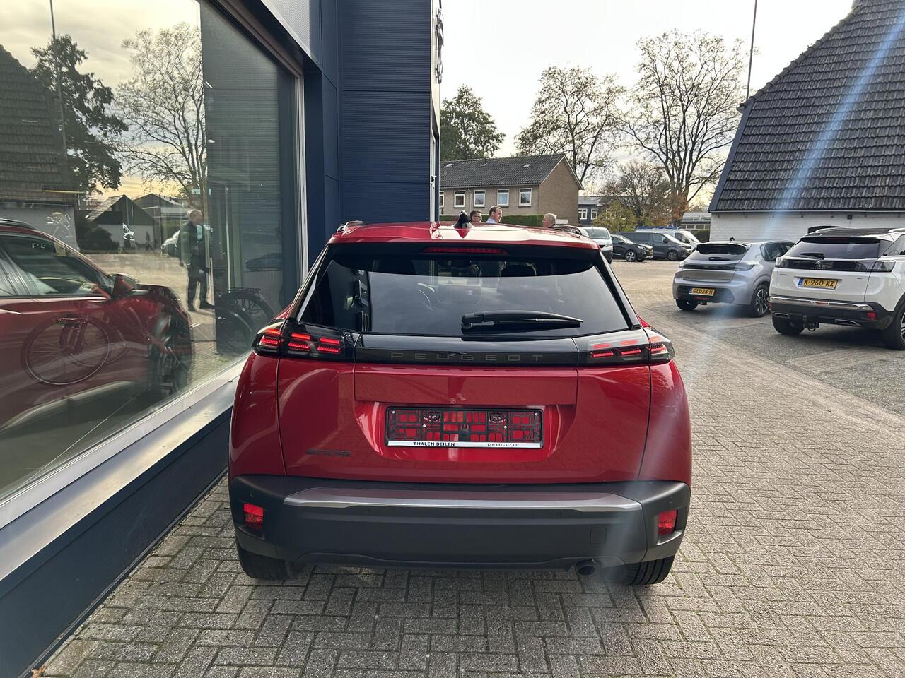 Peugeot 2008 1.2 Turbo 100 PK Allure | Nieuwste Model | Navigatie via Telefoon | LED Verlichting | Cruise Control | Hoge Zitpositie | Parkeersensoren | DAB | Digitaal Dashboard | Half Lederen stoelen | Lichtmetalen Velgen 17 inch |