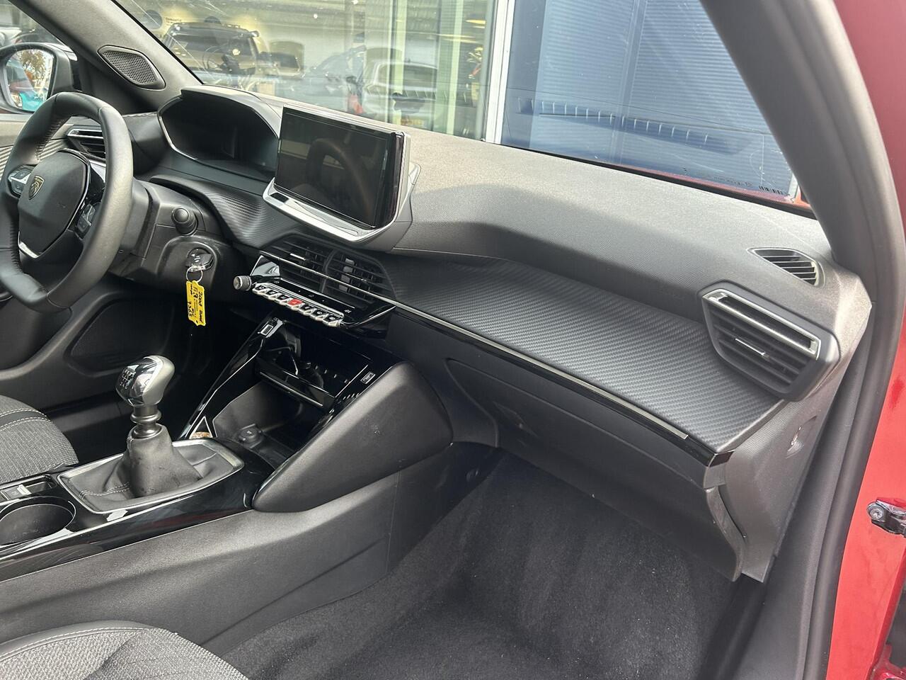 Peugeot 2008 1.2 Turbo 100 PK Allure | Nieuwste Model | Navigatie via Telefoon | LED Verlichting | Cruise Control | Hoge Zitpositie | Parkeersensoren | DAB | Digitaal Dashboard | Half Lederen stoelen | Lichtmetalen Velgen 17 inch |