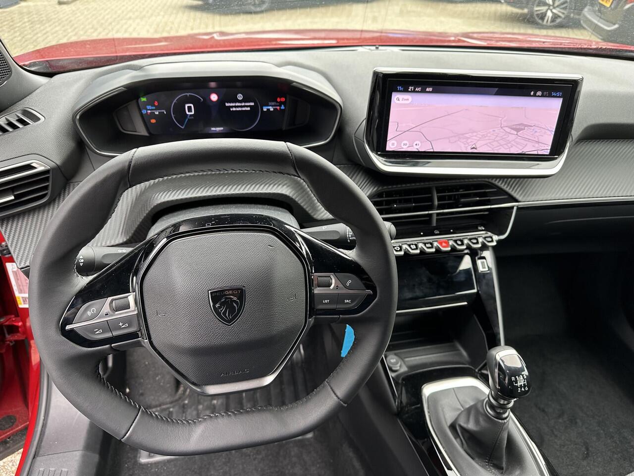 Peugeot 2008 1.2 Turbo 100 PK Allure | Trekhaak 1200 KG | Navigatie | LED Verlichting | Parkeercamera | Parkeersensoren | Digitaal Dashboard | Cruise Control | Climate Control | Half Lederen stoelen | Lichtmetalen Velgen 17 inch |