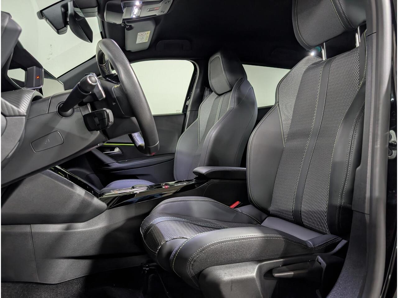 Peugeot 2008 GT 1.2 Turbo 130pk EAT8 | 360° CAMERA | KEYLESS ENTRY | NAVI | ADAPTIVE CRUISE | ALL-SEASONBANDEN | HALF LEDER/STOF