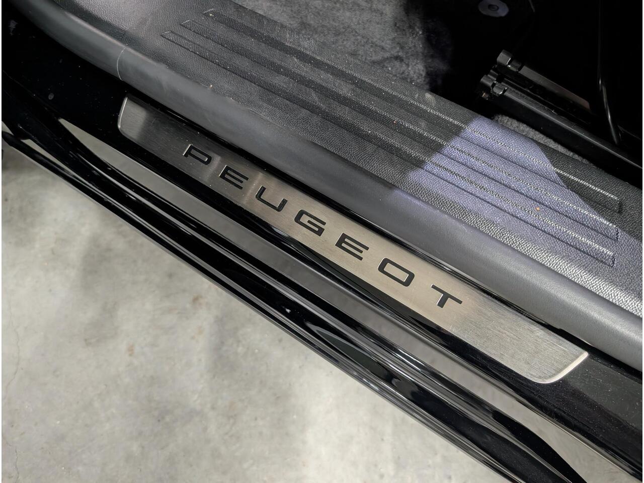 Peugeot 2008 GT 1.2 Turbo 130pk EAT8 | 360° CAMERA | KEYLESS ENTRY | NAVI | ADAPTIVE CRUISE | ALL-SEASONBANDEN | HALF LEDER/STOF