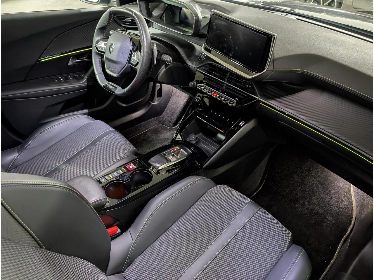 Peugeot 2008 GT 1.2 Turbo 130pk EAT8 | 360° CAMERA | KEYLESS ENTRY | NAVI | ADAPTIVE CRUISE | ALL-SEASONBANDEN | HALF LEDER/STOF