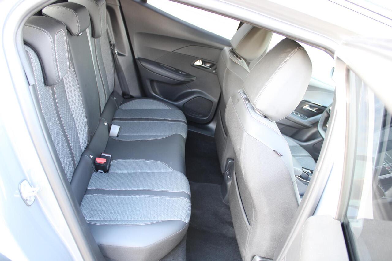 Peugeot 2008 1.2 PureTech 100pk Allure Airco Carplay PDC V+A 10.964km Nieuwstaat