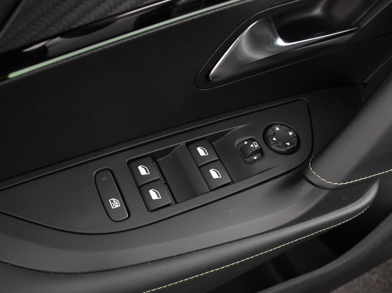 Peugeot 2008 1.2 PureTech 130 GT | DEMO ! | Automaat Clima Control Camera Achter Navigatie d.m.v. Apple Carplay / Android auto Velgen 17 inch