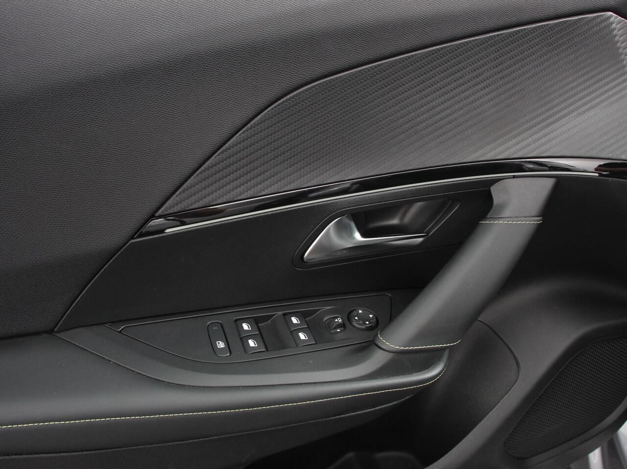 Peugeot 2008 1.2 PureTech 130 GT | DEMO ! | Automaat Clima Control Camera Achter Navigatie d.m.v. Apple Carplay / Android auto Velgen 17 inch