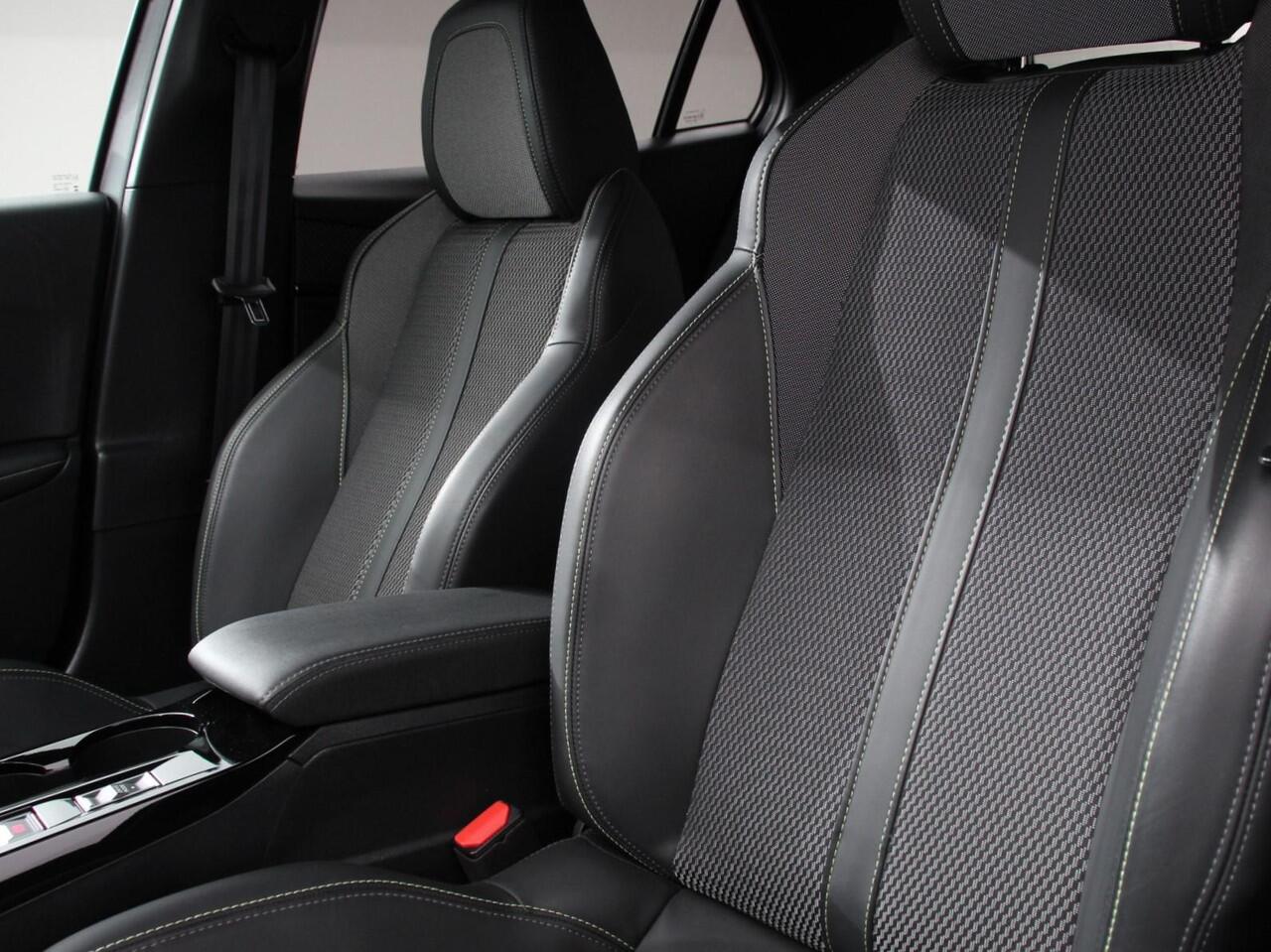 Peugeot 2008 1.2 PureTech 130 GT | DEMO ! | Automaat Clima Control Camera Achter Navigatie d.m.v. Apple Carplay / Android auto Velgen 17 inch