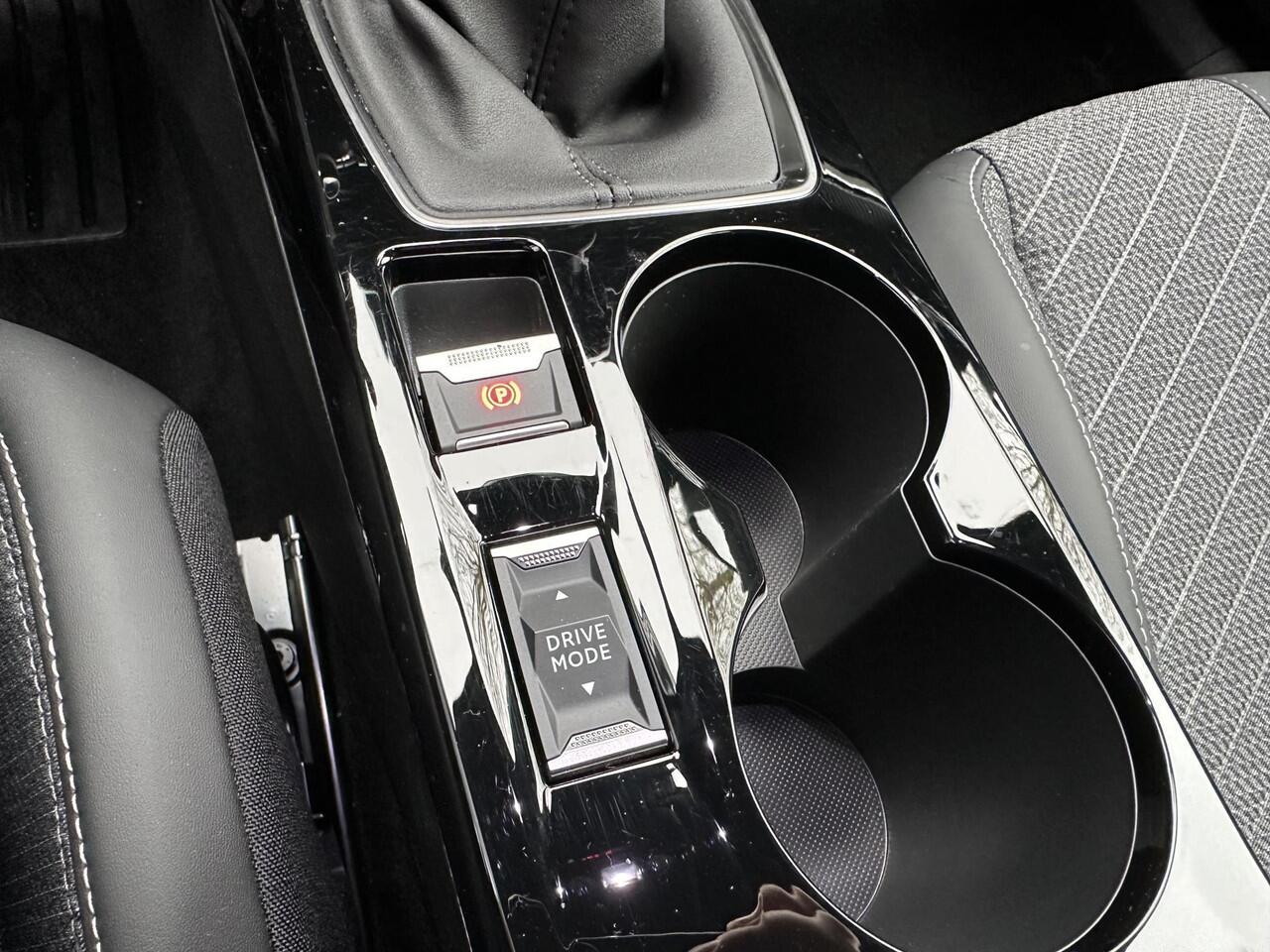 Peugeot 2008 1.2 Turbo 100 PK Allure | Lage km stand 7800 | Navigatie draadloos via carplay | Stoelverwarming | 360 Graden Camera | Dode Hoek Detectie | Climate Control | LED Verlichting | Cruise Control | 17" Lichtmetalen Velgen | Hoge Zitpositie | Half Lederen Bekle