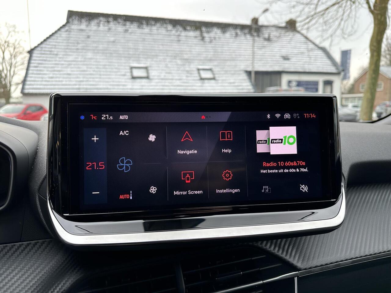 Peugeot 2008 1.2 Turbo 100 PK Allure | Lage km stand 7800 | Navigatie draadloos via carplay | Stoelverwarming | 360 Graden Camera | Dode Hoek Detectie | Climate Control | LED Verlichting | Cruise Control | 17" Lichtmetalen Velgen | Hoge Zitpositie | Half Lederen Bekle