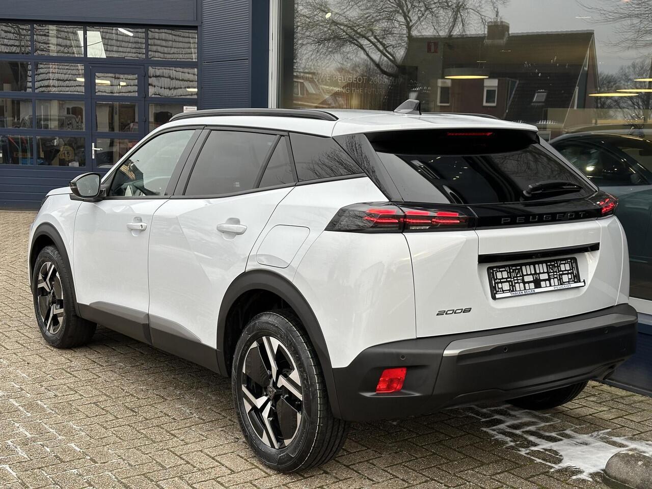 Peugeot 2008 1.2 Turbo 100 PK Allure | Lage km stand 7800 | Navigatie draadloos via carplay | Stoelverwarming | 360 Graden Camera | Dode Hoek Detectie | Climate Control | LED Verlichting | Cruise Control | 17" Lichtmetalen Velgen | Hoge Zitpositie | Half Lederen Bekle