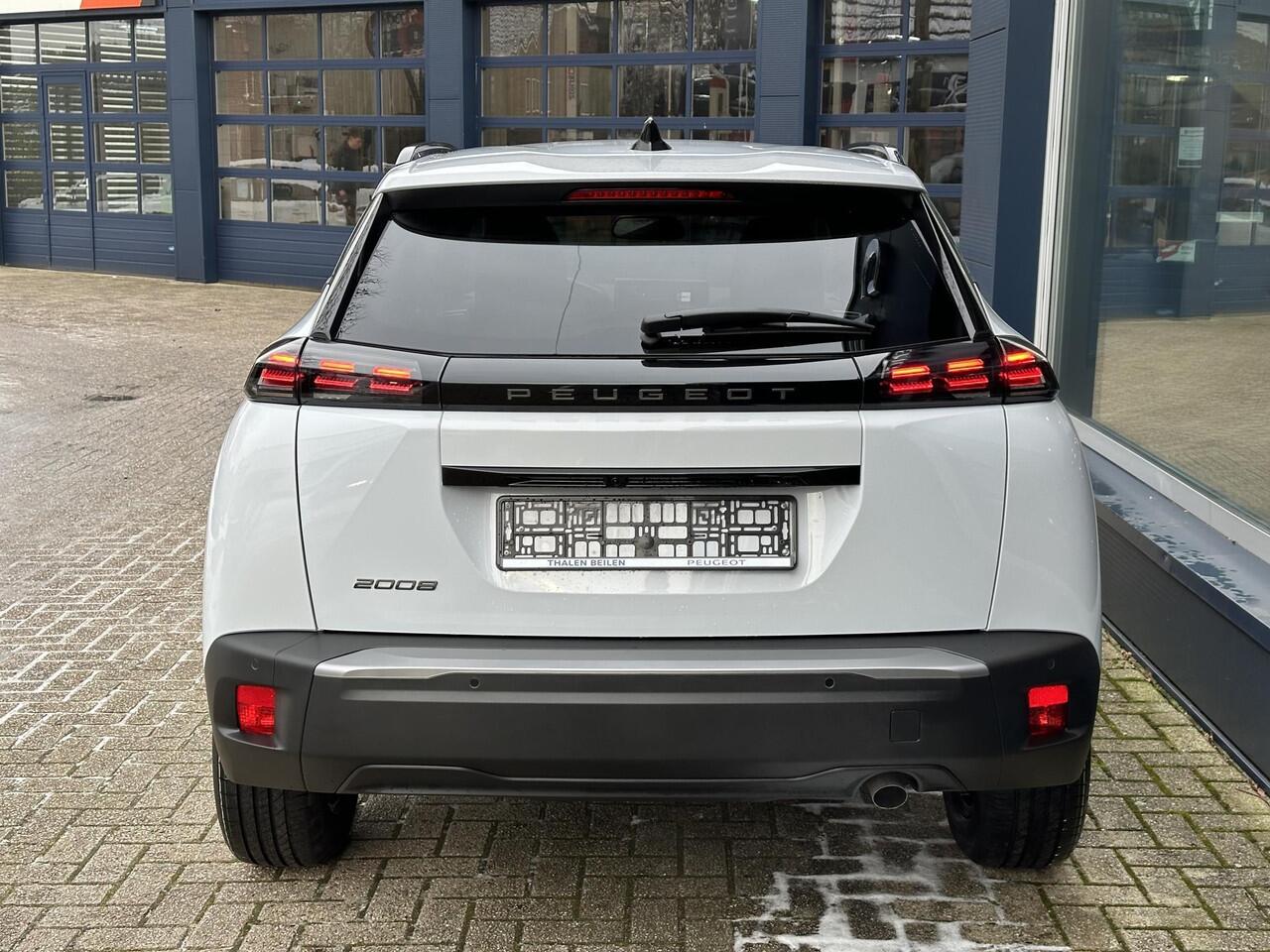 Peugeot 2008 1.2 Turbo 100 PK Allure | Lage km stand 7800 | Navigatie draadloos via carplay | Stoelverwarming | 360 Graden Camera | Dode Hoek Detectie | Climate Control | LED Verlichting | Cruise Control | 17" Lichtmetalen Velgen | Hoge Zitpositie | Half Lederen Bekle