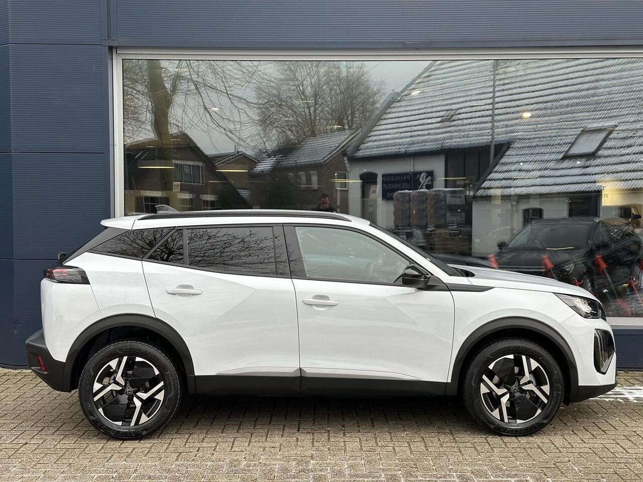 Peugeot 2008 1.2 Turbo 100 PK Allure | Lage km stand 7800 | Navigatie draadloos via carplay | Stoelverwarming | 360 Graden Camera | Dode Hoek Detectie | Climate Control | LED Verlichting | Cruise Control | 17" Lichtmetalen Velgen | Hoge Zitpositie | Half Lederen Bekle