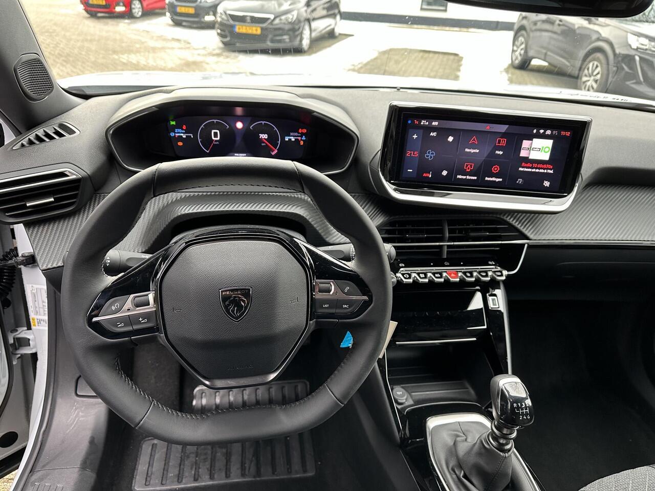 Peugeot 2008 1.2 Turbo 100 PK Allure | Lage km stand 7800 | Navigatie draadloos via carplay | Stoelverwarming | 360 Graden Camera | Dode Hoek Detectie | Climate Control | LED Verlichting | Cruise Control | 17" Lichtmetalen Velgen | Hoge Zitpositie | Half Lederen Bekle