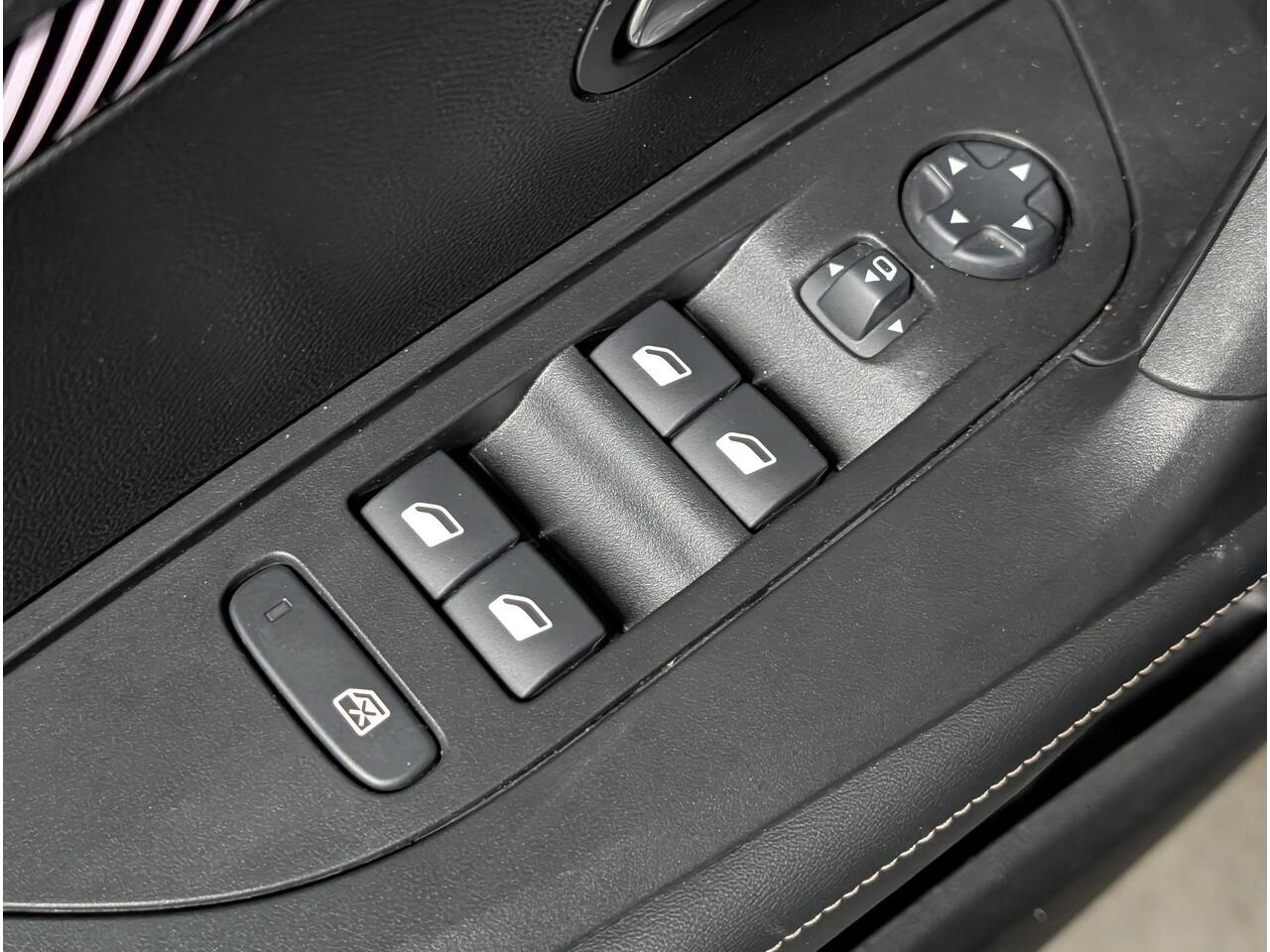 Peugeot 2008 Allure Pack 1.2 Hybrid 145pk e-DCS6 | KEYLESS ENTRY | ADAPTIVE CRUISE | 360° CAMERA | DODEHOEKBEW. | NAVI | APPLE CARPLAY / ANDROID AUTO | CLIMA |