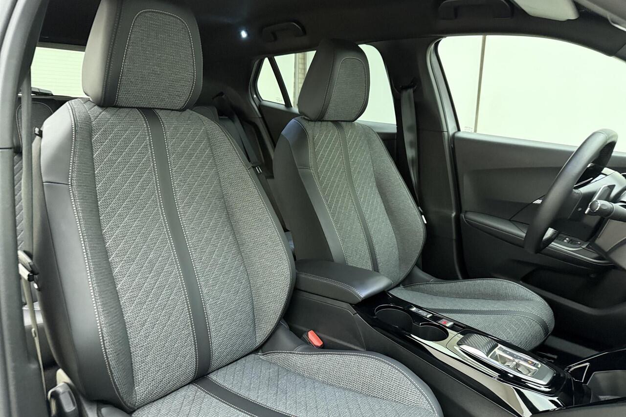 Peugeot 2008 1.2 Hybrid 136 Allure | Achteruitrijcamera | Cruise control | keyless entry | Navigatie | Extra getint |