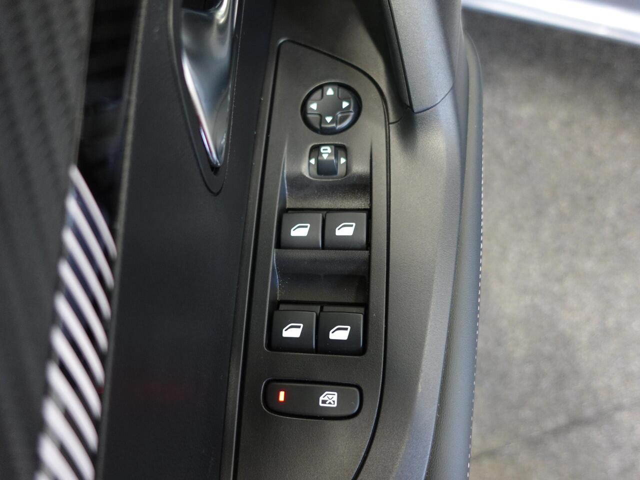 Peugeot 2008 1.2 PureTech 130pk Automaat Allure | Navigatie | Apple Carplay/Android Auto | 360 camera | Parkeersensoren | Blind Spot Assist | Adaptive Cruise Control | Stoelverwarming | Getinte ramen | Climate Control