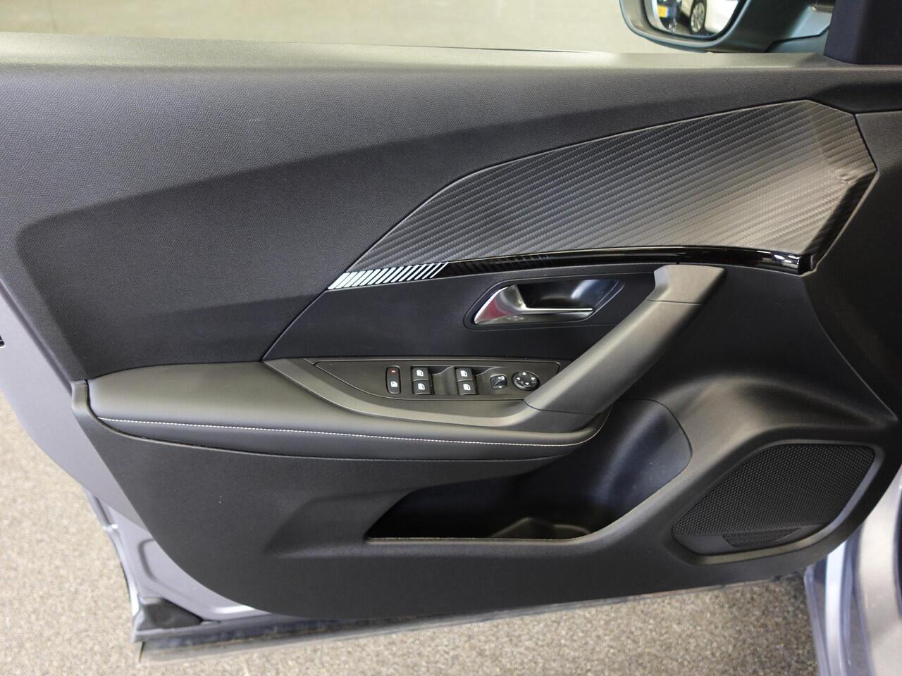 Peugeot 2008 1.2 PureTech 130pk Automaat Allure | Navigatie | Apple Carplay/Android Auto | 360 camera | Parkeersensoren | Blind Spot Assist | Adaptive Cruise Control | Stoelverwarming | Getinte ramen | Climate Control