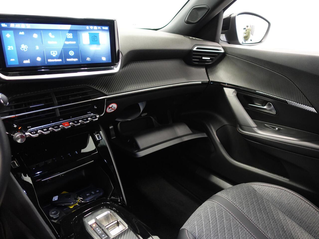 Peugeot 2008 1.2 PureTech 130pk Automaat Allure | Navigatie | Apple Carplay/Android Auto | 360 camera | Parkeersensoren | Blind Spot Assist | Adaptive Cruise Control | Stoelverwarming | Getinte ramen | Climate Control