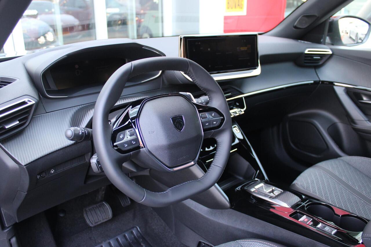 Peugeot 2008 1.2 Hybrid 145PK AUTOMAAT ALLURE | NIEUWE AUTO! | CAMERA VOOR + ACHTER | KEYLESS ENTRY/START | PARKEERSENSOREN VOOR + ACHTER | DODEHOEK DETECTIE | 17" LICHTMETALEN VELGEN | ADAPTIVE CRUISE CONTROL | CLIMATE CONTROL | STOEL VERWARMING | DRAADLOZE APPLE CAR