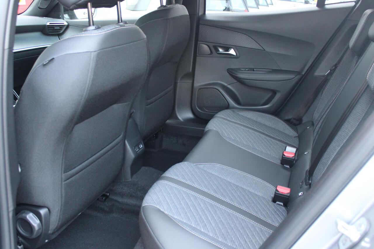 Peugeot 2008 1.2 Hybrid 145PK AUTOMAAT ALLURE | NIEUWE AUTO! | KEYLESS ENTRY/START | PARKEERSENSOREN VOOR + ACHTER | 17" LICHTMETALEN VELGEN | ADAPTIVE CRUISE CONTROL | CLIMATE CONTROL | STOEL VERWARMING | DRAADLOZE APPLE CARPLAY/ANDROID AUTO |