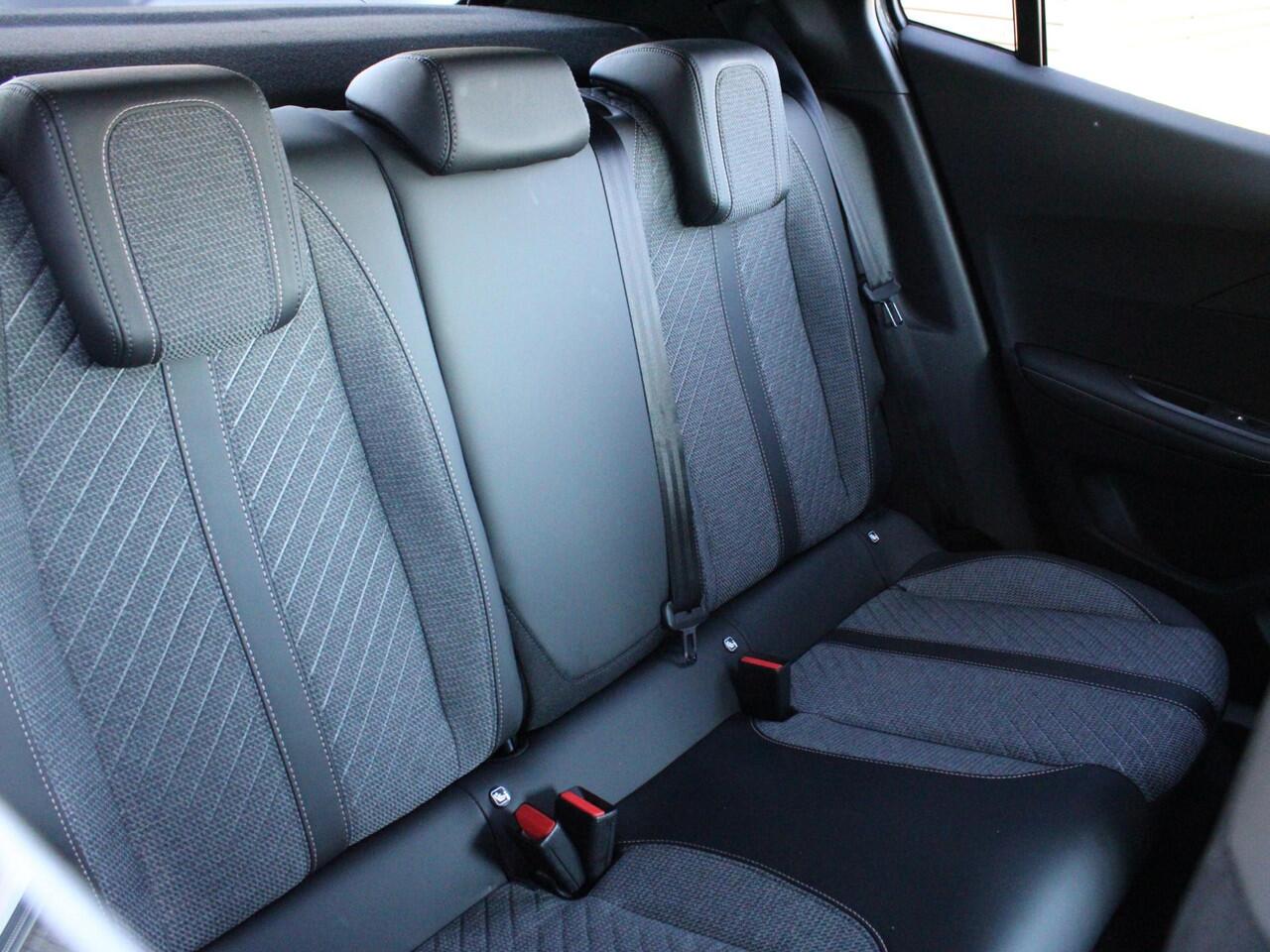 Peugeot 2008 Allure 1.2 Hybrid 145PK e-DSC6 Automaat Navigatie, Keyless, Parkeersensoren, Draadloze telefoonlader, Halflederen Bekleding