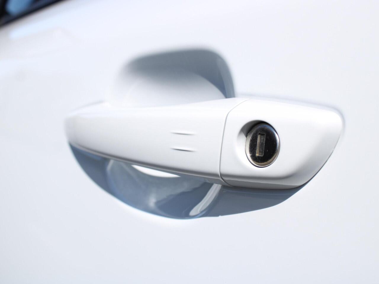 Peugeot 2008 Allure 1.2 Hybrid 145PK e-DSC6 Automaat Navigatie, Keyless, Parkeersensoren, Draadloze telefoonlader, Halflederen Bekleding