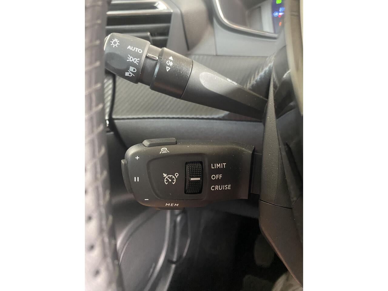 Peugeot 2008 1.2 100 Allure |Navigatie!|Keyless!|CarPlay!|