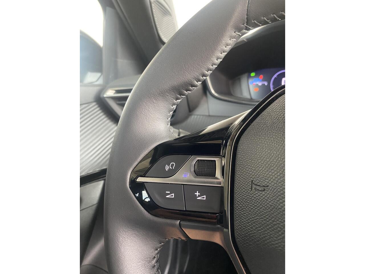 Peugeot 2008 1.2 100 Allure |Navigatie!|Keyless!|CarPlay!|