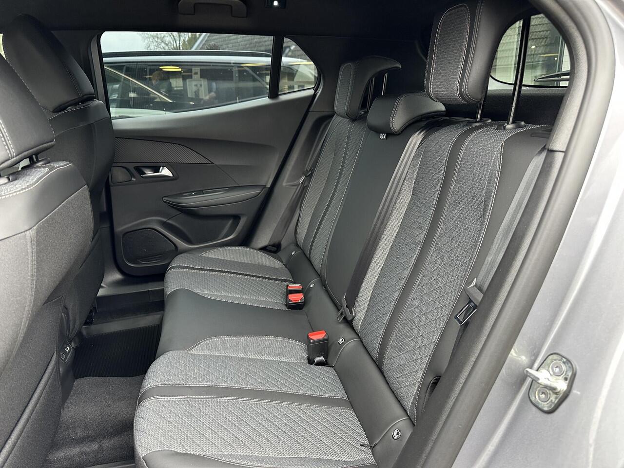 Peugeot 2008 1.2 Hybrid 145 PK Allure Automaat | ¤ 4000 DEMO VOORDEEL | 2025 Auto | Hybride Elektrisch rijden met Automaat | Keyless entry/Start | Parkeercamera 360 graden | Stoelverwarming | LED Verlichting | Navigatie via Telefoon | 17" Lichtmetalen Velgen | Cruise 