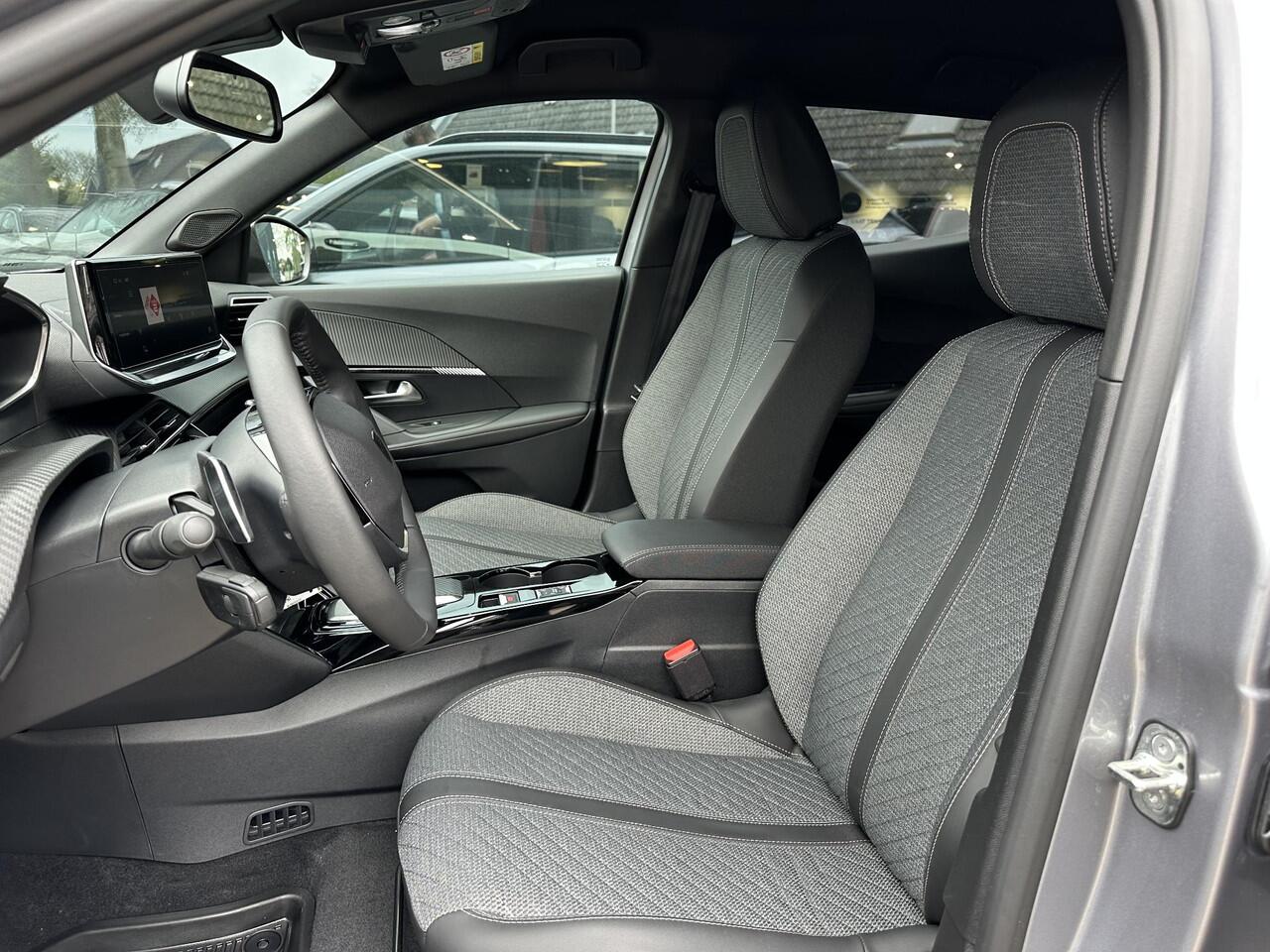 Peugeot 2008 1.2 Hybrid 145 PK Allure Automaat | ¤ 4000 DEMO VOORDEEL | 2025 Auto | Hybride Elektrisch rijden met Automaat | Keyless entry/Start | Parkeercamera 360 graden | Stoelverwarming | LED Verlichting | Navigatie via Telefoon | 17" Lichtmetalen Velgen | Cruise 