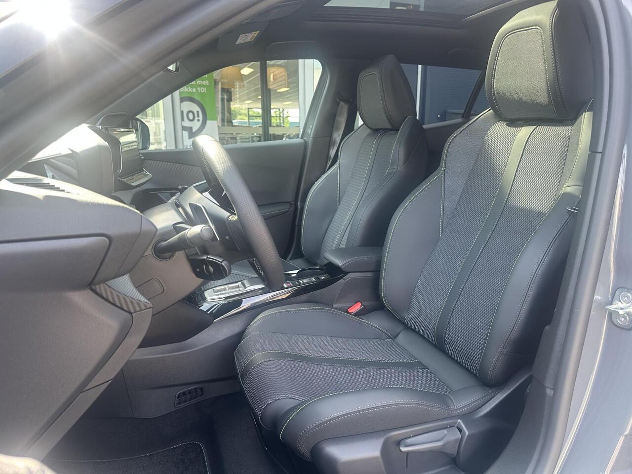 Peugeot 2008 1.2 Hybrid 145 GT | Panoramadak | All Seasonbanden | Sfeerverlichting | Apple Carplay/Android Auto | Climate Control | Cruise Control | Parkeercamera/-sensoren |