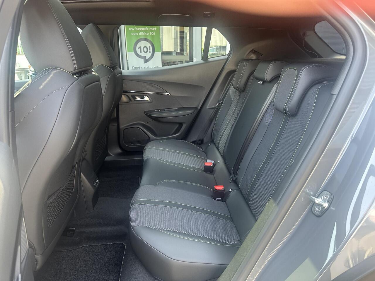 Peugeot 2008 1.2 Hybrid 145 GT | Panoramadak | All Seasonbanden | Sfeerverlichting | Apple Carplay/Android Auto | Climate Control | Cruise Control | Parkeercamera/-sensoren |