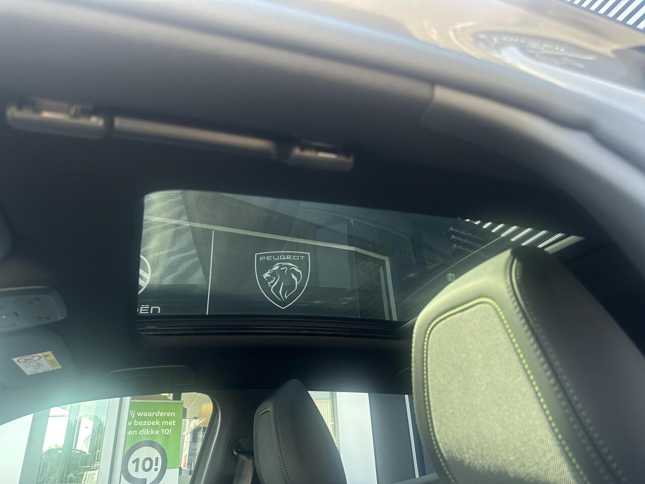 Peugeot 2008 1.2 Hybrid 145 GT | Panoramadak | All Seasonbanden | Sfeerverlichting | Apple Carplay/Android Auto | Climate Control | Cruise Control | Parkeercamera/-sensoren |