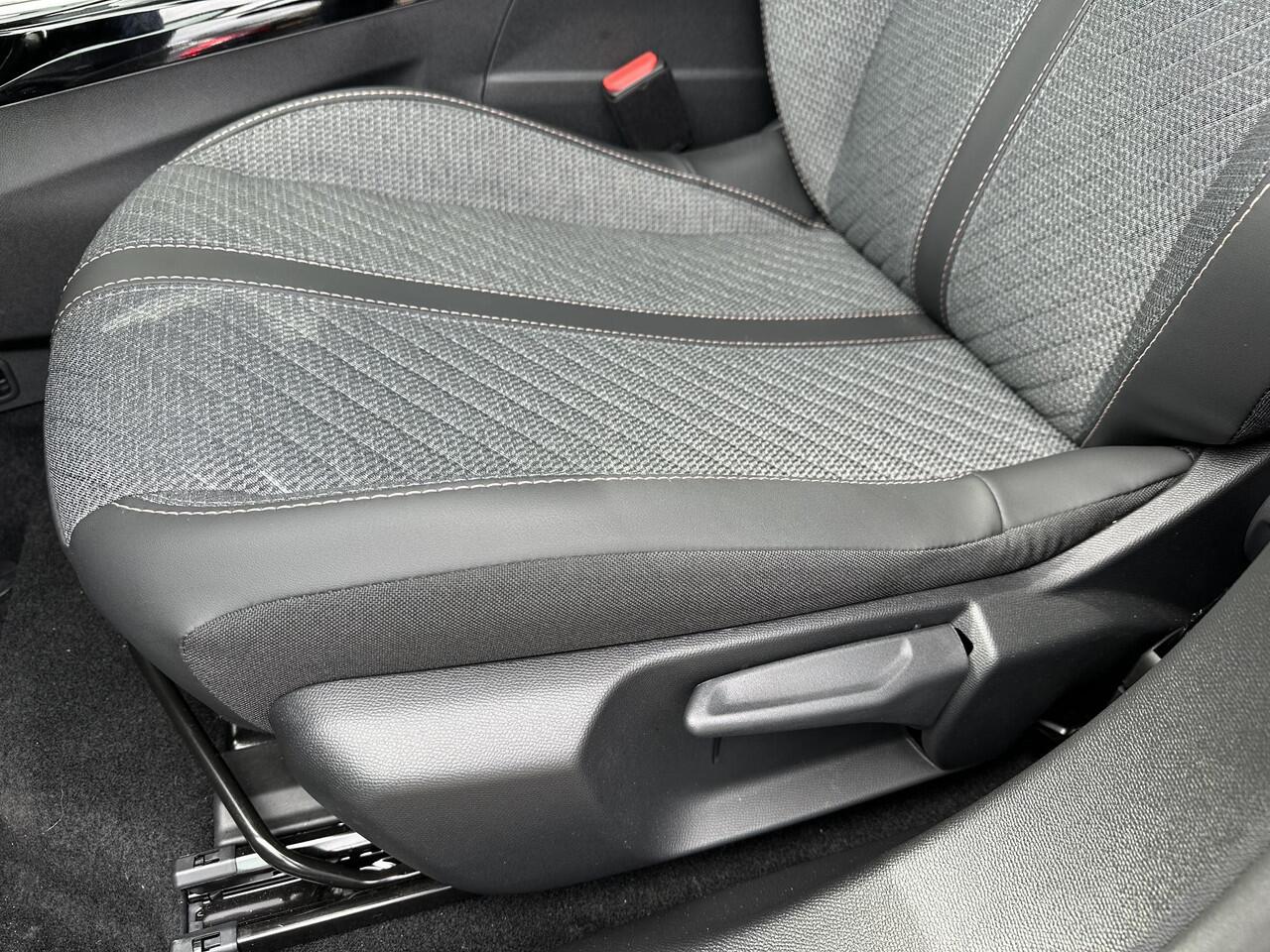 Peugeot 2008 1.2 Hybrid 145 PK Allure ¤ 5500,- DEMO VOORDEEL| Automaat | 2025 Auto | Navigatie via Telefoon | Grip Control met All Season Banden | Adaptieve Cruise Control | 360 Graden Camera | Parkeersensoren V+A | Hoge Zitpositie | Hybride Elektrisch rijden met Auto