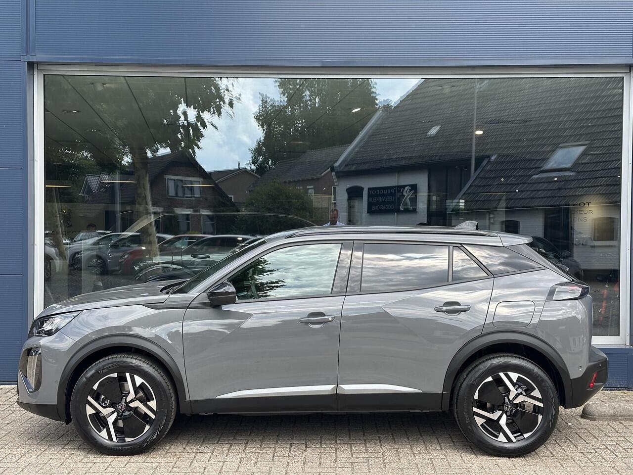 Peugeot 2008 1.2 Hybrid 145 PK Allure ¤ 6500,- DEMO VOORDEEL| Automaat | 2025 Auto | Navigatie via Telefoon | Adaptieve Cruise Control | 360 Graden Camera | Parkeersensoren V+A | Hoge Zitpositie | Hybride Elektrisch rijden met Automaat | Climate Control | Stoelverwarm