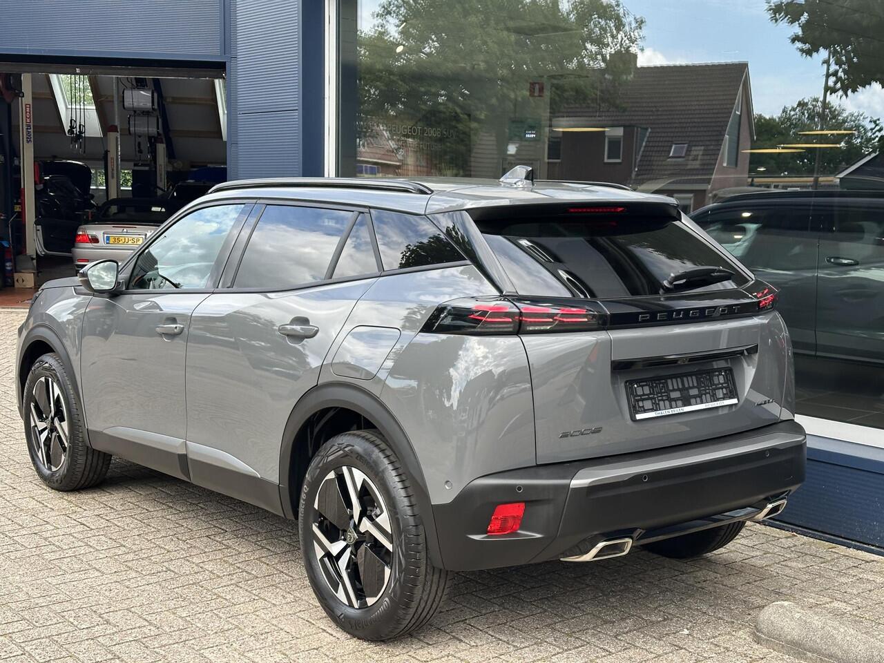 Peugeot 2008 1.2 Hybrid 145 PK Allure ¤ 6500,- DEMO VOORDEEL| Automaat | 2025 Auto | Navigatie via Telefoon | Adaptieve Cruise Control | 360 Graden Camera | Parkeersensoren V+A | Hoge Zitpositie | Hybride Elektrisch rijden met Automaat | Climate Control | Stoelverwarm