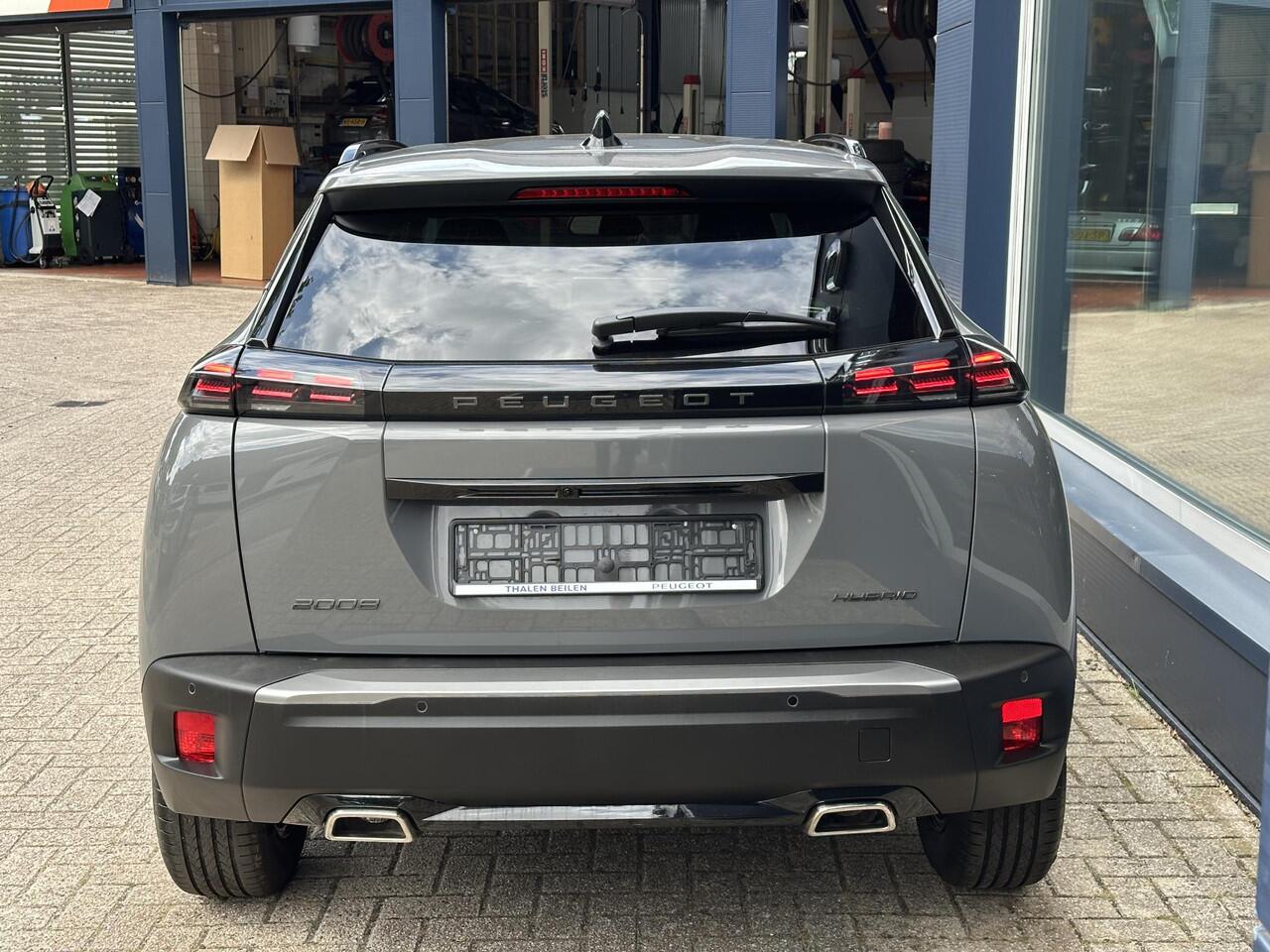 Peugeot 2008 1.2 Hybrid 145 PK Allure ¤ 6500,- DEMO VOORDEEL| Automaat | 2025 Auto | Navigatie via Telefoon | Adaptieve Cruise Control | 360 Graden Camera | Parkeersensoren V+A | Hoge Zitpositie | Hybride Elektrisch rijden met Automaat | Climate Control | Stoelverwarm