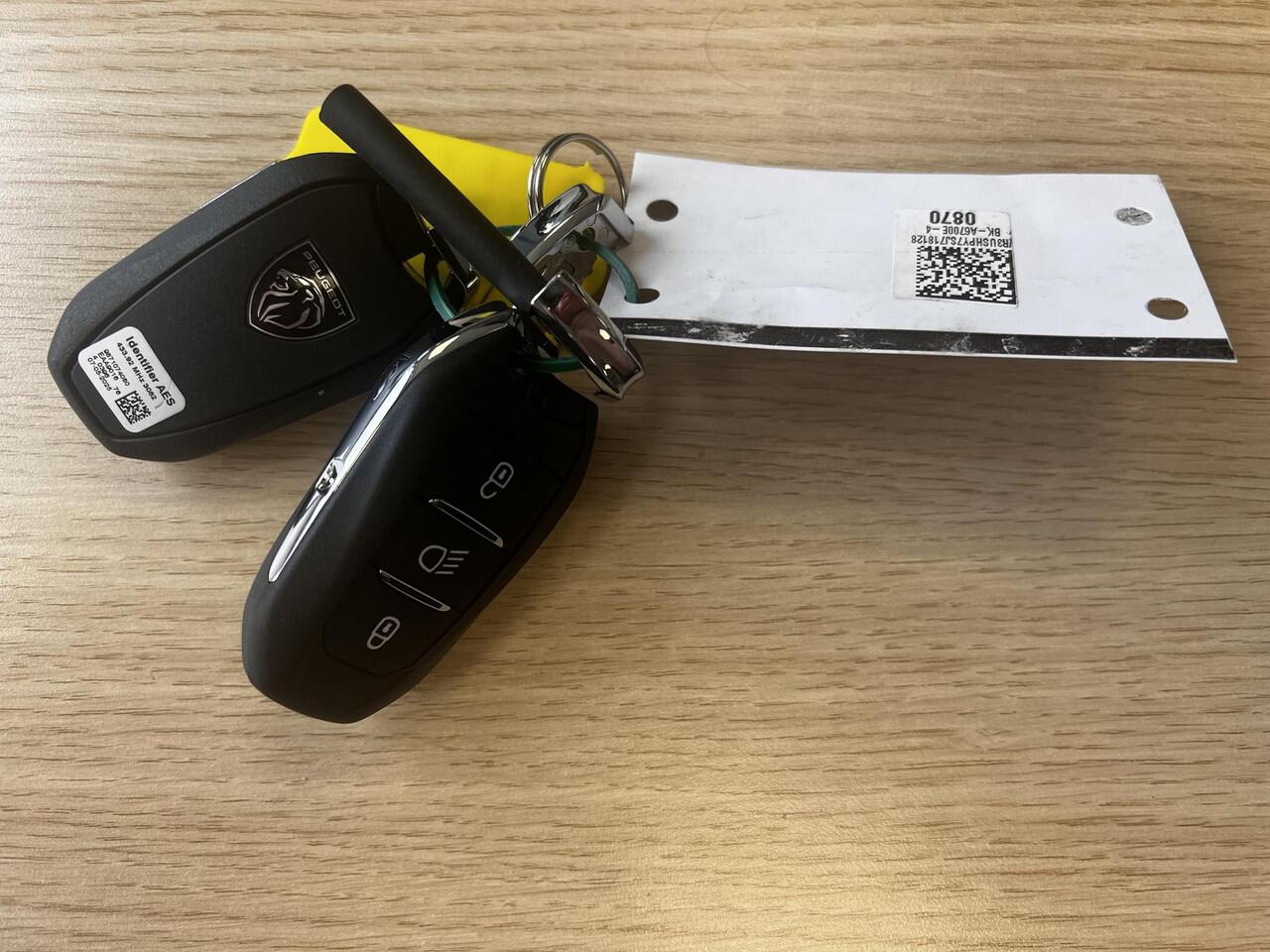 Peugeot 2008 Hybrid 145 GT / Nieuw, veel voordeel / tot 8 jaar Garantie / Elektr. schuifdak en bestuurdersstoel / Stoelverwarming / Camera 360° / Adapt. CC / Navi / Apple Carplay Android / 17" LM wielen / ook in zwart leverbaar /