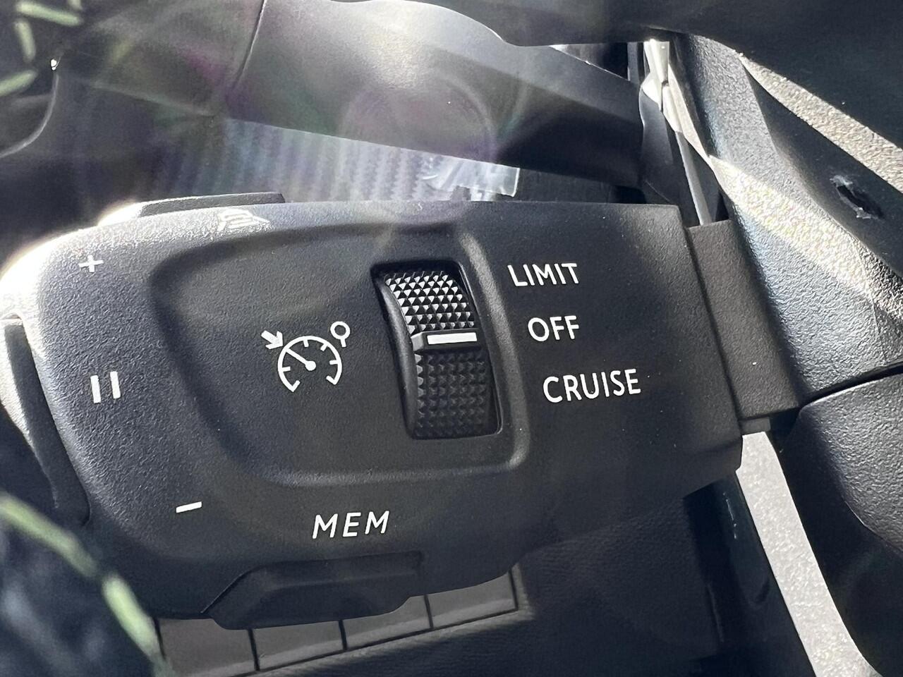 Peugeot 2008 Hybrid 145 GT / Nieuw, veel voordeel / tot 8 jaar Garantie / Elektr. schuifdak en bestuurdersstoel / Stoelverwarming / Camera 360° / Adapt. CC / Navi / Apple Carplay Android / 17" LM wielen / ook in zwart leverbaar