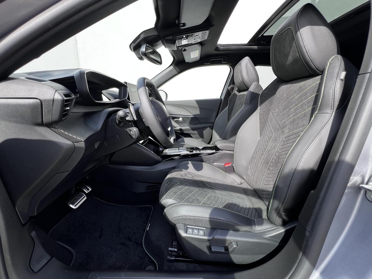 Peugeot 2008 Hybrid 145 GT / Nieuw, veel voordeel / tot 8 jaar Garantie / Elektr. schuifdak en bestuurdersstoel / Stoelverwarming / Camera 360° / Adapt. CC / Navi / Apple Carplay Android / 17" LM wielen / ook in zwart leverbaar