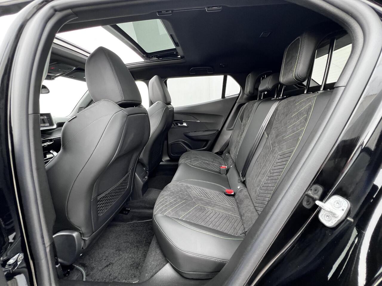 Peugeot 2008 Hybrid 145 GT / Nieuw, veel voordeel / tot 8 jaar Garantie / Elektr. schuifdak en bestuurdersstoel / Stoelverwarming / Camera 360° / Adapt. CC / Navi / Apple Carplay Android / 17" LM wielen / ook in grijs leverbaar