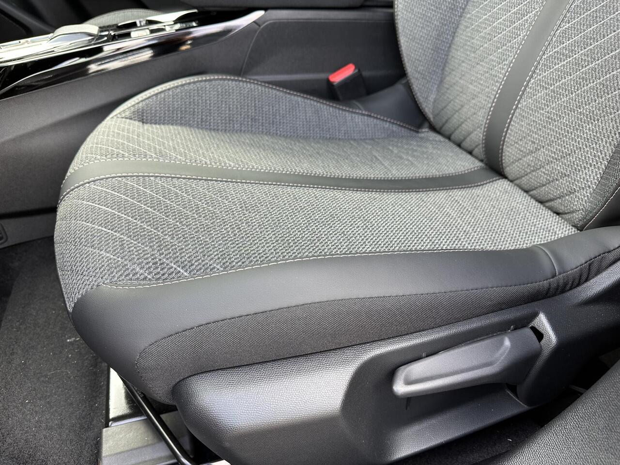 Peugeot 2008 1.2 Hybrid Automaat 145 PK Allure | ¤ 7.000 DEMO VOORDEEL | Hybride Elektrisch rijden met Automaat | Parkeercamera 360 graden | Stoelverwarming | LED Verlichting | Navigatie via Telefoon | 17" Lichtmetalen Velgen | Cruise & Climate Control | Dode Hoek Bew