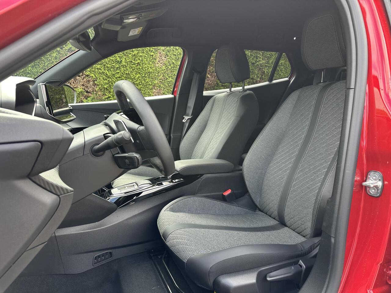 Peugeot 2008 1.2 Hybrid Automaat 145 PK Allure | ¤ 7.000 DEMO VOORDEEL | Hybride Elektrisch rijden met Automaat | Parkeercamera 360 graden | Stoelverwarming | LED Verlichting | Navigatie via Telefoon | 17" Lichtmetalen Velgen | Cruise & Climate Control | Dode Hoek Bew