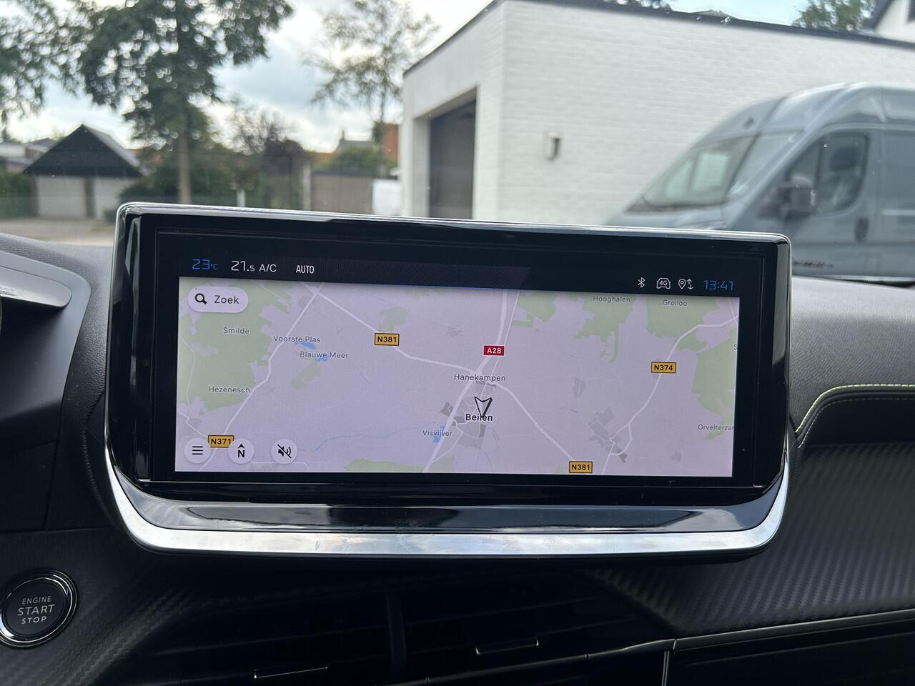 Peugeot 2008 1.2 Hybrid 145 GT ¤ 5500,- DEMO VOORDEEL | Automaat | Navigatie | 360 Graden Camera | 18 Inch Evissa | Keyless Entry | Full LED Verlichting | Zwart Dak | Dode Hoek Detectie | Cruise Control Adaptief | Climate Control | Hoge Zitpositie.