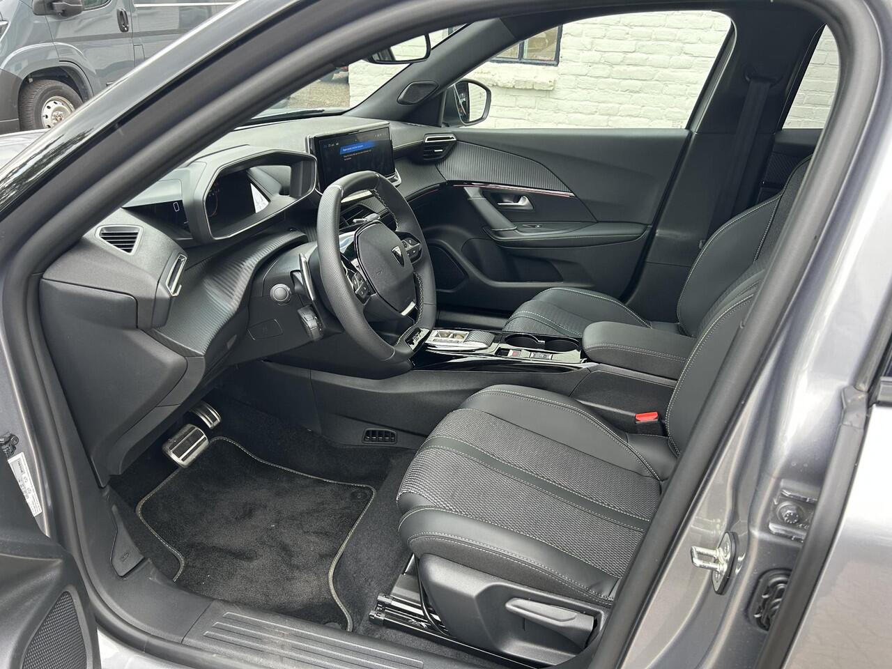 Peugeot 2008 1.2 Hybrid 145 GT ¤ 5500,- DEMO VOORDEEL | Automaat | Navigatie | 360 Graden Camera | 18 Inch Evissa | Keyless Entry | Full LED Verlichting | Zwart Dak | Dode Hoek Detectie | Cruise Control Adaptief | Climate Control | Hoge Zitpositie.